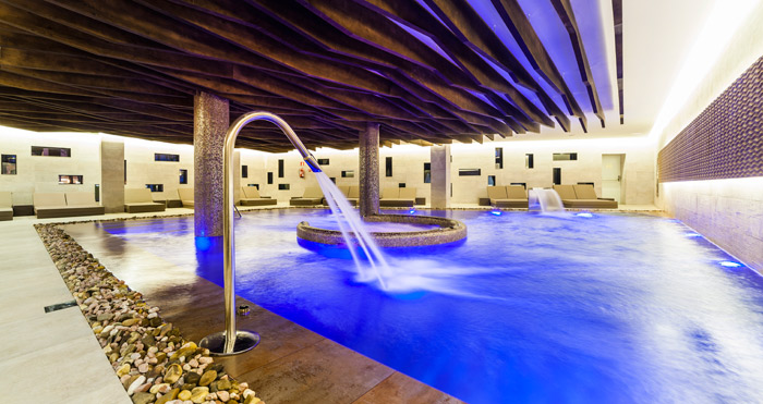 Odissey Spa, un Spa totalmente reformado y con las últimas tendencias para conseguir un equilibrio mental, físico y emocional. El ambiente es transformado con la Luz Natural Fragmentada en la piscina climatizada que, con sus masajes agua/aire y cromoterapia subacuática, ofrece un encanto único.